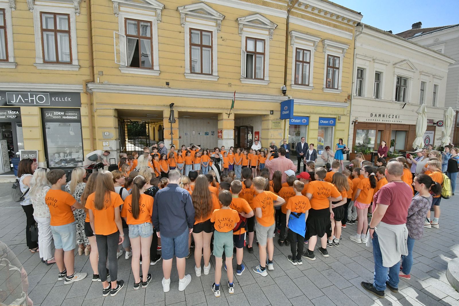 Megnyílt az István Király Általános Iskola kiállítása a Fő utcán